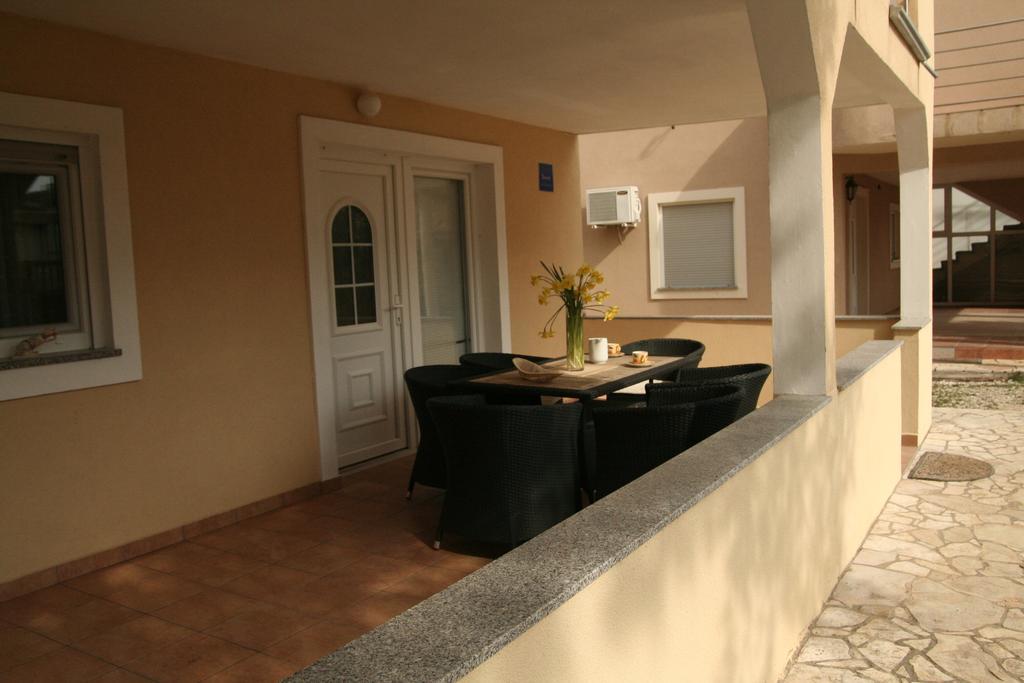 Paula Apartments Vir Exterior foto